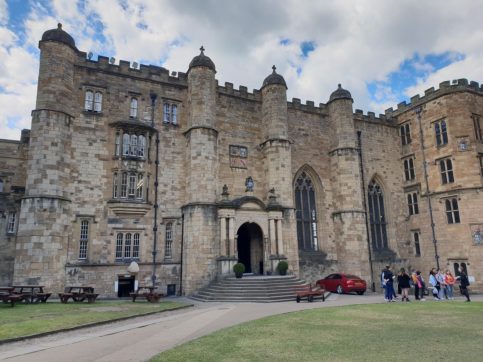 Uk, il Durham College apre un’inchiesta su chat misogine e classiste dei suoi studenti. Il vicedirettore: “Ripugnanti”