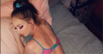 Copertina di Zoe Parker, l’ex pornostar è morta nel sonno a 24 anni: aveva appena annunciato il fidanzamento