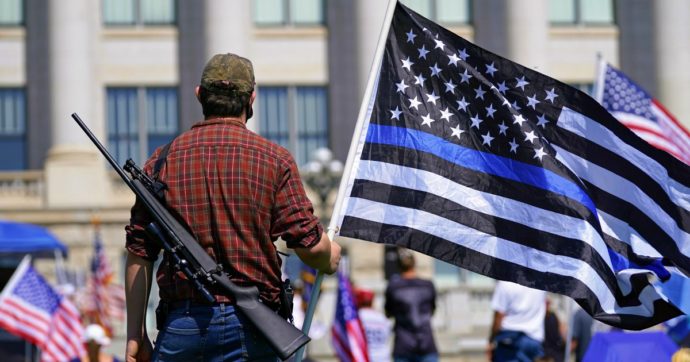 Blue Lives Matter, il movimento che protesta a sostegno dei poliziotti americani: accusati di razzismo, non piacciono agli agenti di colore