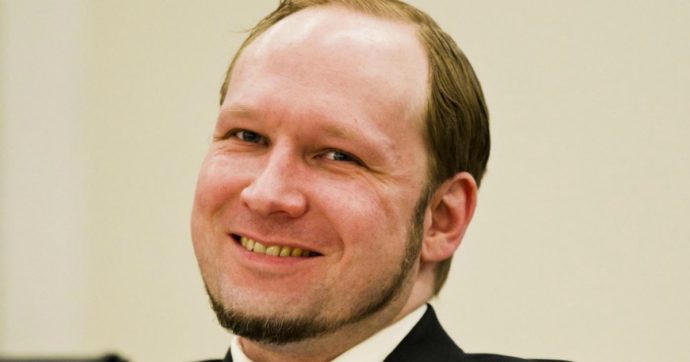 Breivik, stragista di Utoya, vuole fare causa alla Norvegia per le condizioni in carcere. E chiede la libertà condizionata