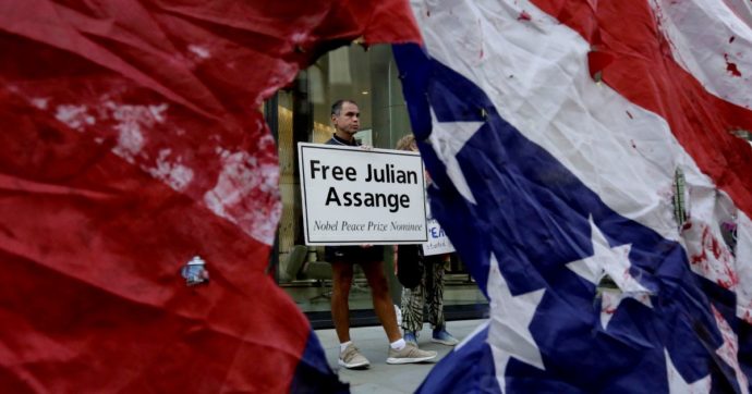 Copertina di Assange come El Chapo: questo lo aspetta negli Usa