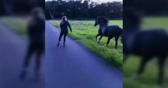 La padrona pattina al tramonto e il cavallo corre insieme a lei: il video che sta facendo il giro dei social