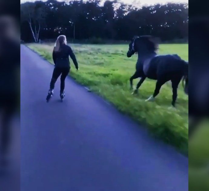 La padrona pattina al tramonto e il cavallo corre insieme a lei: il video che sta facendo il giro dei social