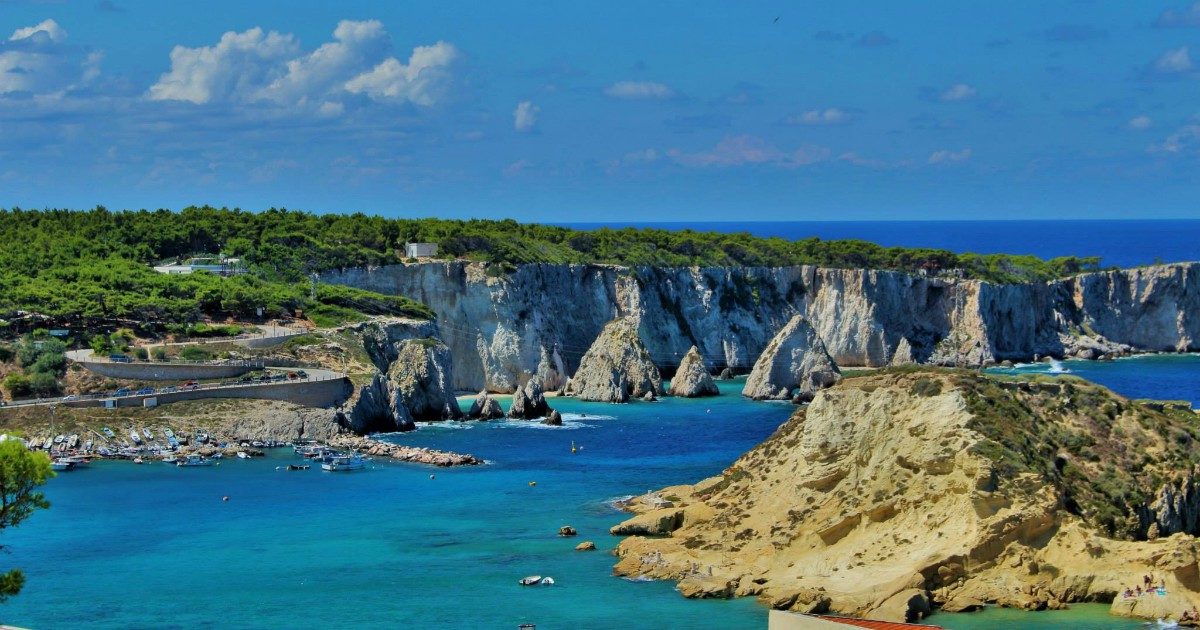 Si spacciano per giornalisti e vanno in vacanza alle Tremiti, poi scappano senza pagare il conto: denunciati per truffa