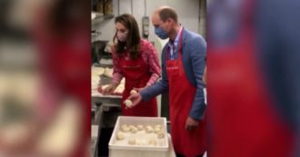 Copertina di William e Kate si improvvisano “panettieri” e preparano i bagel in un laboratorio di Londra – Video