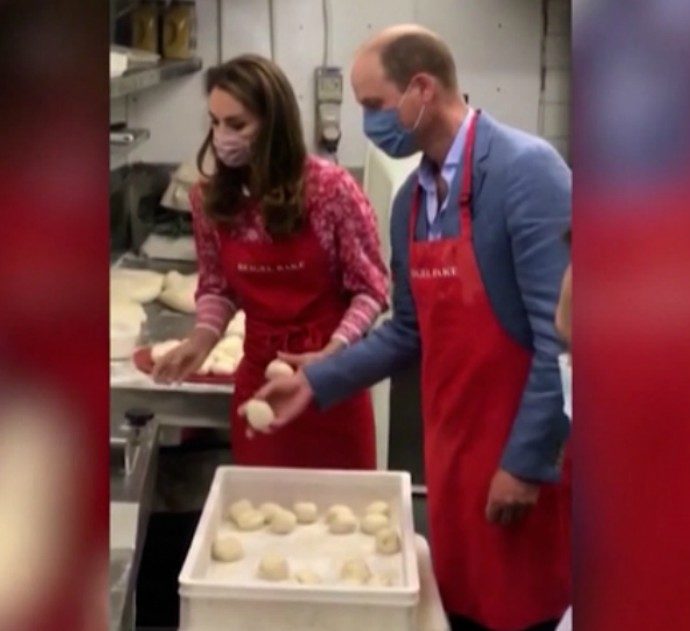 William e Kate si improvvisano “panettieri” e preparano i bagel in un laboratorio di Londra – Video