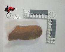 Copertina di Coppia inglese spezza un alluce alla statua di Diana tuffandosi nella fontana di Ortigia