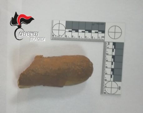 Coppia inglese spezza un alluce alla statua di Diana tuffandosi nella fontana di Ortigia