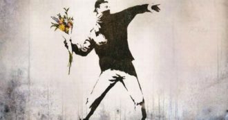 Copertina di Banksy, “niente diritti a un anonimo”: l’Ue gli toglie il copyright del “Lanciatore di fiori”