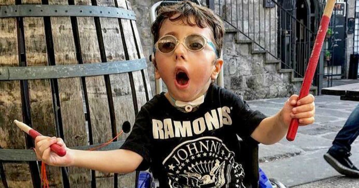 Tetrabondi, il profilo Twitter che racconta la vita con gli occhi di Sirio. La mamma: “Era gravissimo, ogni giorno dimostra che vuole vivere”