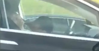 Copertina di Tesla lanciata a 150 km all’ora in autostrada con il pilota automatico, dentro dormono tutti. Polstrada allibita: “Mai visto nulla di simile”