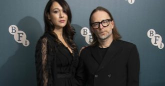 Copertina di Thom Yorke, il leader dei Radiohead sposa l’attrice siciliana Dajana Roncione: le nozze da sogno a Bagheria