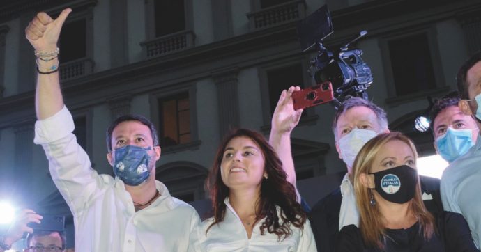 Sfida in piazza: i “bruti” assediano il muro rosso