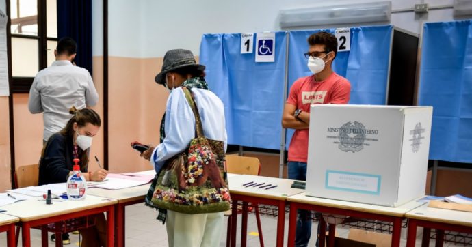 Foto Claudio Furlan - LaPresse 20 Settembre 2020 Milano (Italia) cronaca Popolazione al voto per il referendum costituzionale sul taglio dei parlamentari presso la Scuola Media Parini di Via Solferino Photo Claudio Furlan - LaPresse 20 September 2020 Milano (Italy) news Population voting for the constitutional referendum on the cut of parliamentarians at the Parini Middle School in Via Solferino Affluenza elezioni ’20 referendum e regionali: alle 23 vicina al 40% degli aventi diritto. In Veneto alle urne il 45%, in Campania il 36