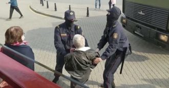 Copertina di La protesta è donna, anziana arrestata a Minsk. Il suo nome è Nina Bahinskaya, 73 anni, era in testa al corteo contro Lukashenko
