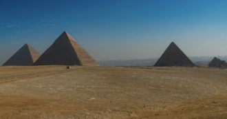 Copertina di Egitto, al-Sisi costruisce due autostrade tra le piramidi: scoppia la polemica. “A rischio monumenti millenari”
