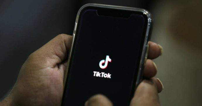 TikTok, slitta il divieto di utilizzo negli Usa: Oracle e Walmart pronte a prendere controllo. E un giudice sospende lo stop a WeChat