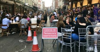 Copertina di Londra, la City svuotata dal Covid. Metropolitane semideserte, niente turisti e tamponi impossibili. Ma la movida è senza mascherine