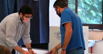 Copertina di Salvini dimentica di sanificare le mani prima del voto: “Ciumbia, lo faccio subito”