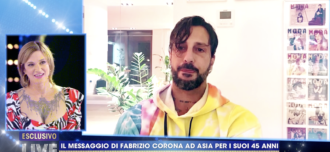 Copertina di Live non è la D’Urso, Asia Argento su Fabrizio Corona: “Non copulavo da tanto”. Lui risponde con un video