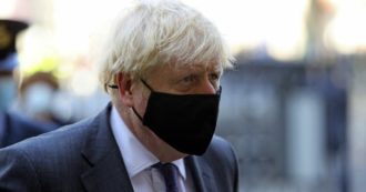 Copertina di La gaffe di Boris Johnson sulle restrizioni nel nord della Gran Bretagna: spiega la legge sbagliata. L’opposizione: “Incompetente”