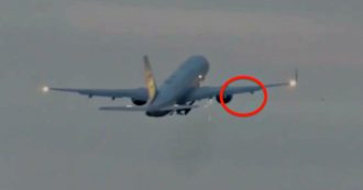 Copertina di Usa, l’aereo del vicepresidente Pence colpisce un uccello: atterraggio d’emergenza. Le immagini dell’incidente nella fase di decollo