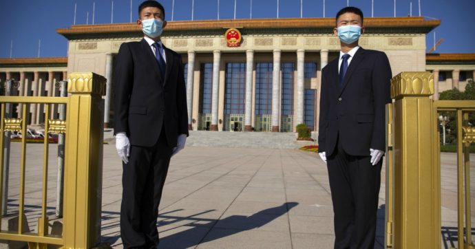 Coronavirus, Pechino chiude asili e scuole fino a marzo: in lockdown 1,7 milioni di persone. Usa, più di 4mila decessi in 24 ore