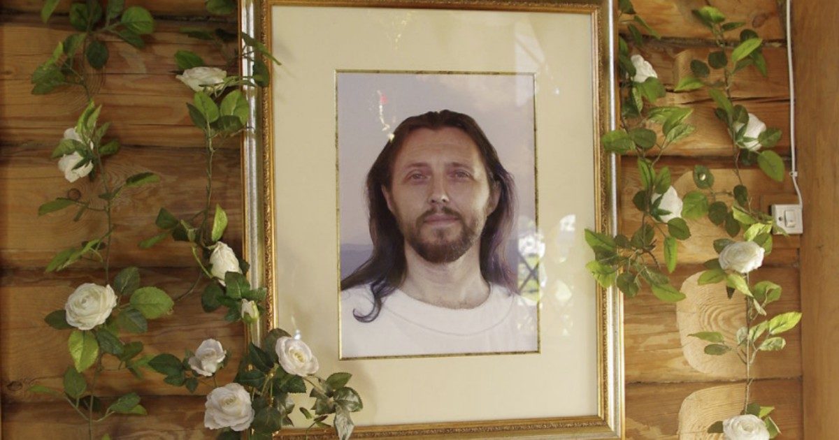 Ex vigile urbano si spaccia per la reincarnazione di Gesù e attira migliaia di seguaci: arrestato