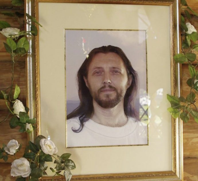 Ex vigile urbano si spaccia per la reincarnazione di Gesù e attira migliaia di seguaci: arrestato