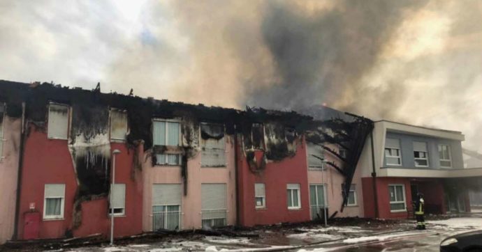 Verona, incendio nella casa di riposo: maxi-operazione di evacuazione di 100 tra ospiti e operatori: “Tutti salvi, quasi un miracolo”