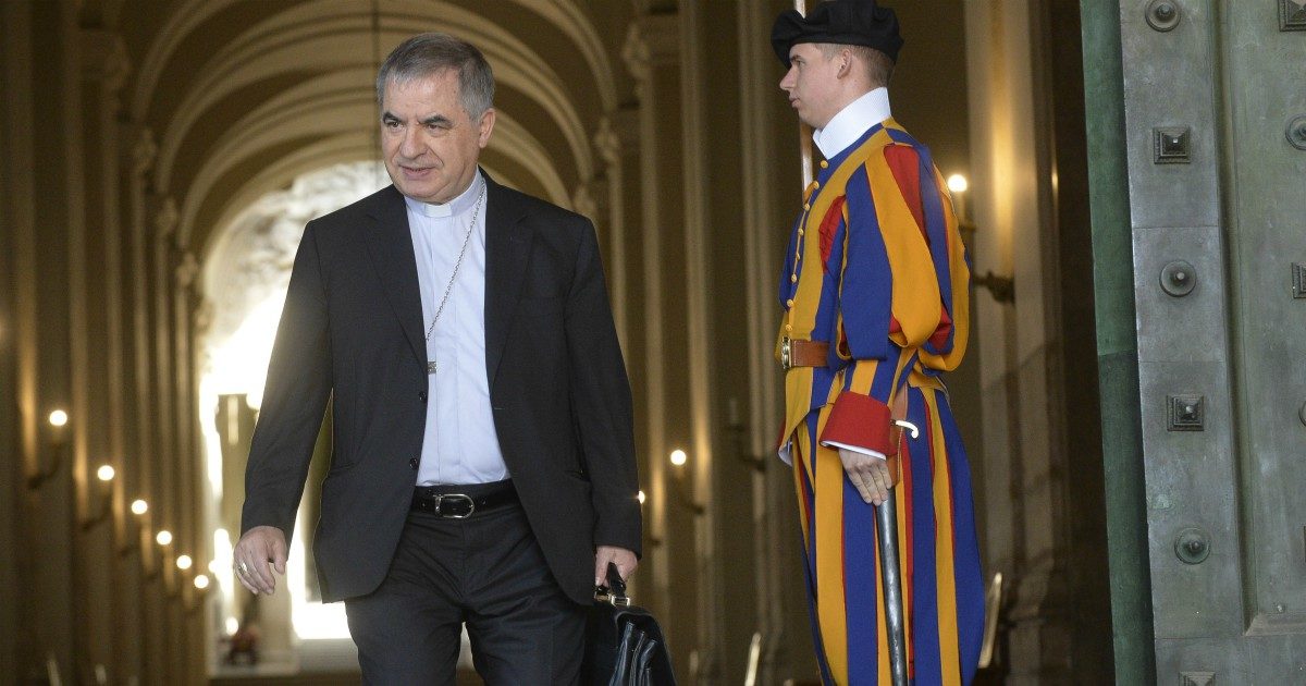 Scandalo Vaticano, il racconto di monsignor Perlasca sul cardinal Becciu: “Mi disse di scaricare Signal e di cancellare i suoi sms”. I magistrati chiamati “porci” perché facevano domande