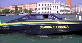 Copertina di Guardia di Finanza, a Venezia consegnata la prima motovedetta ibrida a impatto ambientale zero