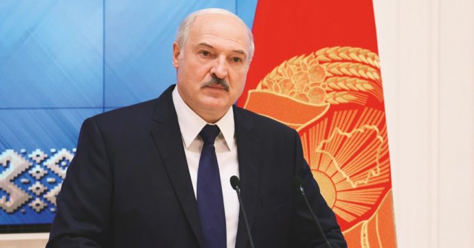 Copertina di Lukashenko s’insedia in gran segreto: proteste in piazza a Minsk