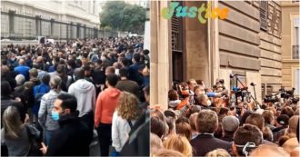 Copertina di Marsiglia in piazza contro le misure anti-Covid del governo: centinaia di manifestanti protestano davanti al Tribunale del commercio