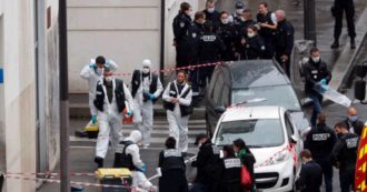 Parigi, due persone ferite con mannaia vicino all’ex redazione di Charlie Hebdo. L’aggressore è un 18enne pregiudicato. “È terrorismo”