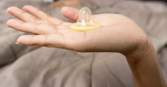Copertina di Preservativi usati, lavati e rivenduti come nuovi: maxi sequestro di 345mila condom, “chi li ha usati è a rischio”