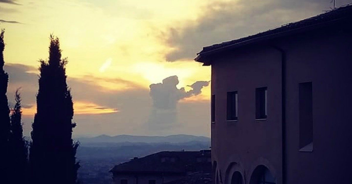 San Francesco tra le nuvole di Assisi sembra parlare con gli uccelli: lo scatto virale che ricorda un affresco di Giotto