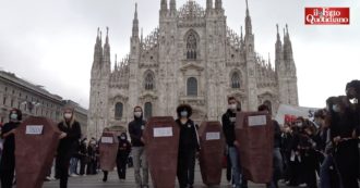 Copertina di Scuola, studenti in corteo nella prima protesta dopo la riapertura: “Bus pieni e poche ore in classe, non è la ripartenza che vogliamo”