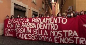 Copertina di Studenti in piazza a Roma: “Piano per le scuole fallimentare, ci ascoltino”. Manifestano anche gli universitari: “Soldi Recovery siano per istruzione”