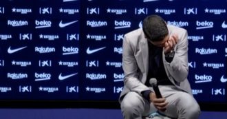 Copertina di Barcellona, Suarez in lacrime per l’addio. Durante le conferenza stampa nemmeno una parola sul caso dell’esame truccato in Italia
