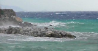 Copertina di Maltempo, Capri è isolata: onde alte tre metri e collegamenti sospesi. Le immagini