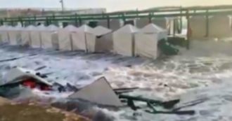 Copertina di Livorno, la mareggiata investe gli storici bagni Pancaldi e li danneggia: il video