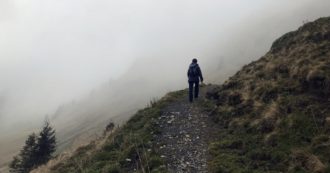 Copertina di Precipita per cinquanta metri: escursionista tedesco morto su un versante del lago di Braies