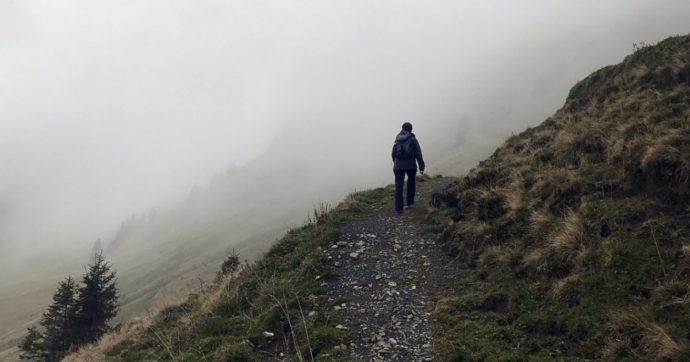 Precipita per cinquanta metri: escursionista tedesco morto su un versante del lago di Braies