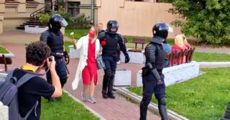 Copertina di Bielorussia, la polizia blocca la marcia delle donne: attivista fermata regala i fiori agli agenti