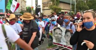 Copertina di Messico, proteste in piazza per i 43 studenti “desaparecidos” di Ayotzinapa. Il procuratore: “70 ordini di cattura tra polizia ed esercito”