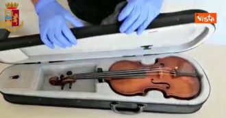 Copertina di Parma, poliziotti cercano droga ma in casa trovano un violino rubato del Seicento