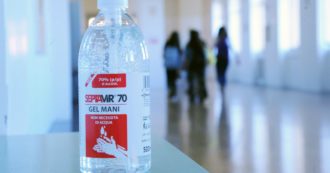 Copertina di Il caso del gel nella scuola di Fiumicello, la preside: “No azione anti Covid”. Il ministero smentisce. E Arcuri: “Conforme alle leggi”