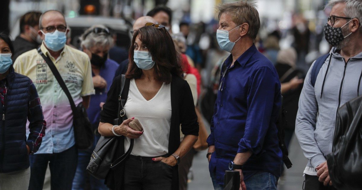 Coronavirus, Spagna prima in Europa per numero di contagi. Scattano restrizioni in Francia. Medico a Marsiglia: “Costretti a scegliere chi ricoverare”