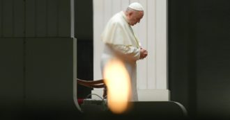 Caso Becciu, il Papa “turbato e isolato” dopo l’ultimo scandalo finanziario: così Bergoglio sceglie l’autonomia per la riforma della Curia